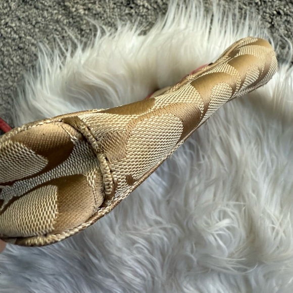 Coach Signature Floral Appliqué Wristlet EUC - Picture 4 of 11